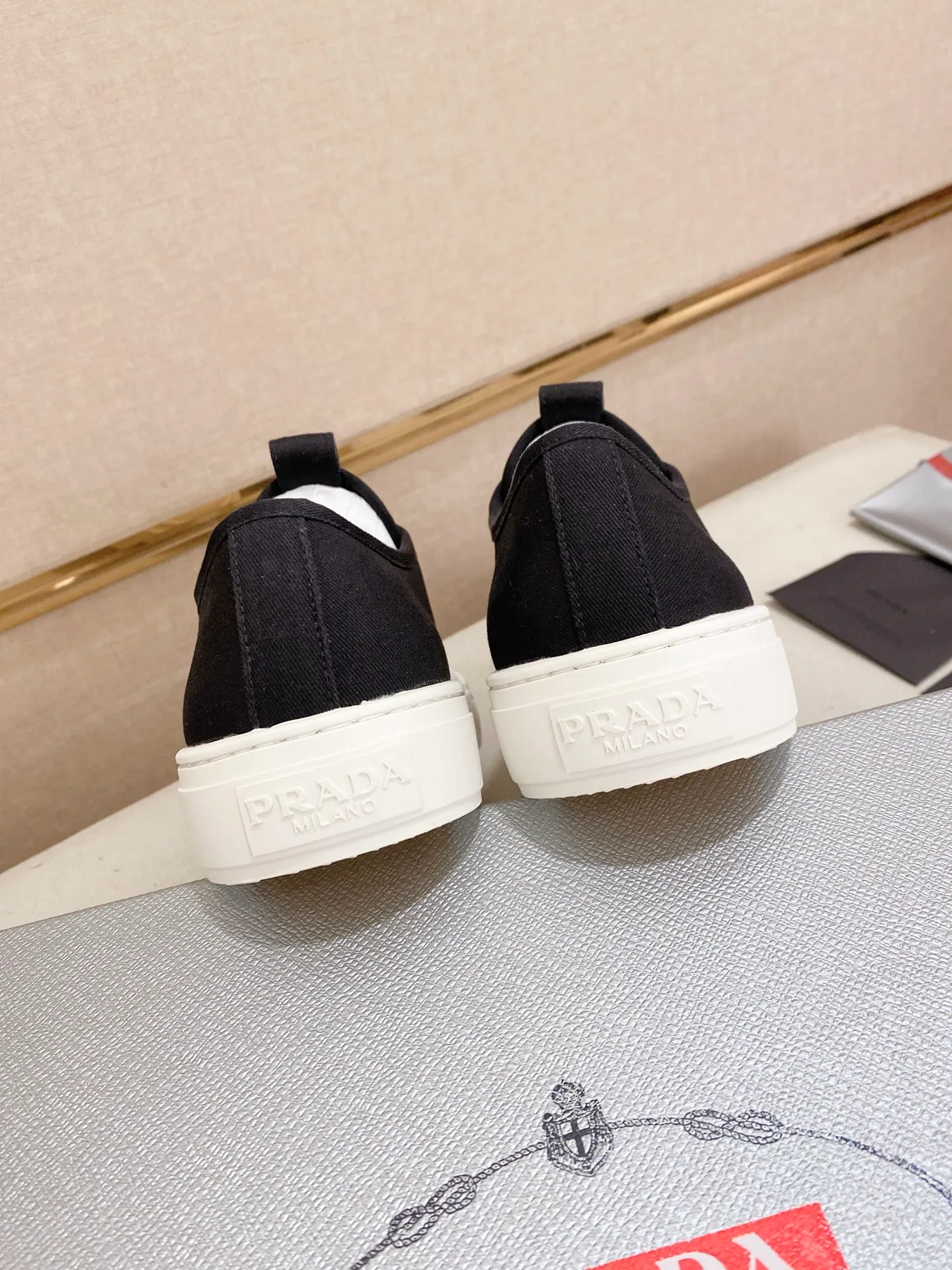 Factory price 580💰 ✔️✔️✔️High version High-quality new PRADA counters are on the market at the same time. The new men's shoes and 😘fabrics are selected from first-layer cowhide and are made by pure handicrafts. Lining: Full cowhide lining. 👍🏿 High-end ☄️ air-cushion molded anti-slip rubber outsole, exquisite lines, simple and elegant, comfortable and high-end for leisure travel. Code number: 38 to 44 (45 can be customized)